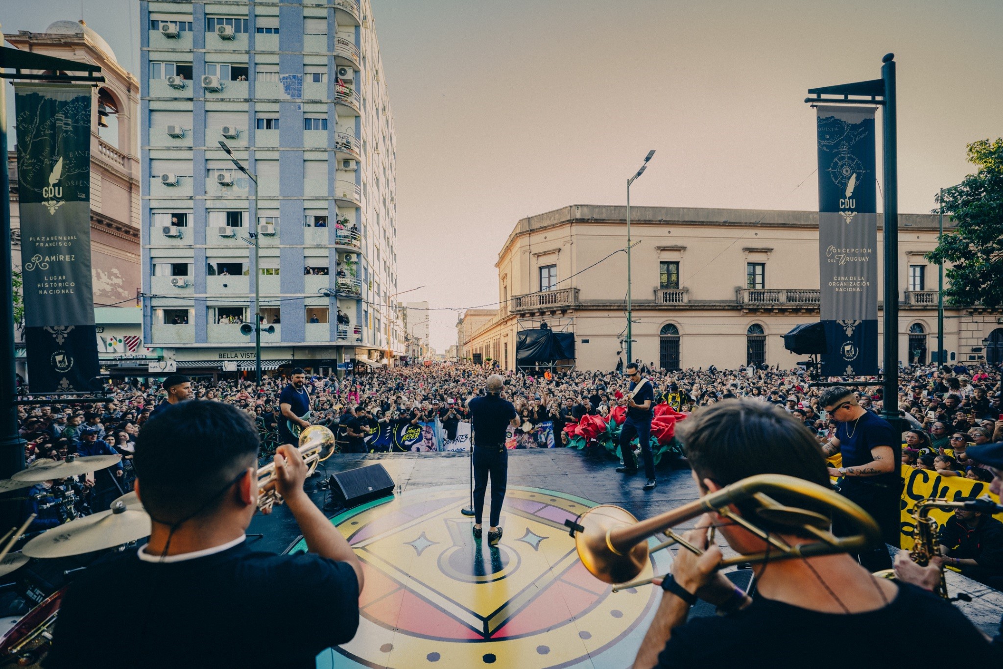 Ke Personajes palpita la salida de su primer álbum y sorprendió a su ciudad natal con un show multitudinario
