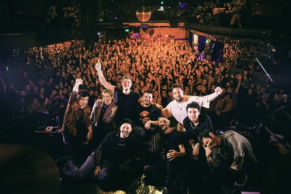 Rayos Laser hizo vibrar Niceto, despidiendo su álbum "El Reflejo"